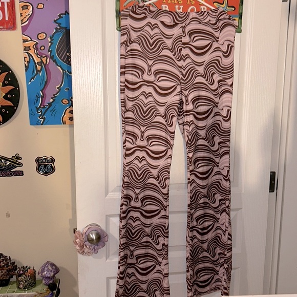 🩵3/$20🩵 TRIPPY PATTERN BROWN AND MAUVE FLARE STRETCHY HIGH WAISTED DANCE PANTS - Picture 2 of 7